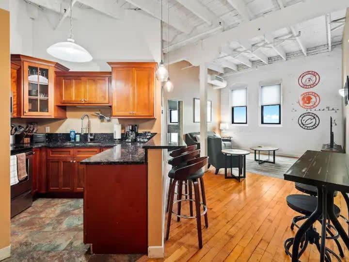 Lakefront Loft - Walk 2 First Energy X Progressive *